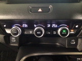 【左右独立オートエアコン】左右席で独立温度コントロールが可能です。運転席はキンキンに冷やして助手席はマイルドにと言った設定が可能です☆暑さ寒さでケンカすることもなくなりますね♪