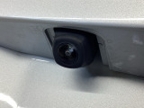 車の後方に小型カメラが付いておりバックする際の後方の様子をモニター上に表示します。