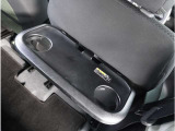 【後席用テーブル】ドリンクホルダーが付いた折りたたみ式のパーソナルテーブルです。運転席のシートバックに装備しているパーソナルテーブルです。