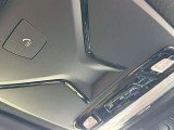 SOSコール装備です。緊急時は遠慮なく押してください。BMWメーカーエマージェンシーに直結致します。