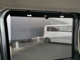 窓からの日差しを遮り、プライバシーの保護などにも役立つロールサンシェード。