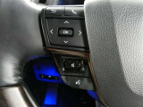 【ステアリングスイッチ】ステアリングから手を伸ばさなくても簡単にオーディオコントロールできますので、安全ですね。