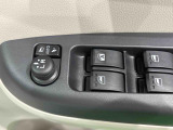 オート格納機能付きミラー キーフリーシステムのドア施錠に連動して自動的に格納!乗降時のミラー操作の手間が省けて便利です♪閉じ忘れを防げるほか、降車の直前まで後方の確認ができます!!