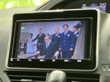 詳細な地図情報が表示され、スムーズなルート検索をサポート。視認性の高い画面で、運転中でも安全に目的地を確認できます。
