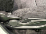 運転者の体格に合わせて運転席の座面の高さ調整ができるシートリフターが付いてます