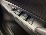 ラクラク操作のパワーウインドウ付きです。運転席はワンタッチオート機能付きです。また、電動格納ドアミラーも装着、狭い駐車スペースなどでの使用時に大変便利です。
