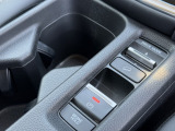スイッチひとつでパーキングブレーキが作動する電子パーキングブレーキと、ブレーキから足を離しても停車状態を保持するブレーキホールドボタンです。