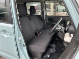 ベンチシートの運転席はゆったり座れます。しっかりと体を支えてくれるシートなので運転に集中できますよ。