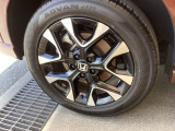 純正アルミホイールです。足元が引き立つので、車全体のイメージがアップしますよ!
