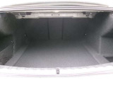 トランクは広く設計され、開口部も大きく荷物の積み下ろしがしやすい構造。フラットな床面でスーツケースや大型荷物も安定して収納でき、日常使いにも便利なスペースです。