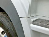 運転席側ステップ周りにキズがあります。