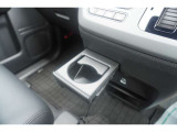 運転席と助手席の間にもドリンクホルダーが付いています♪ここにあると便利ですよね(#^^#)
