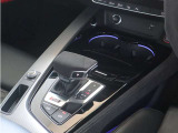 ●新しいデザインのシフトレバー。運転中手を置くことができます。パーキングは別体式でボタンで操作することにより入れ間違えを防止します。