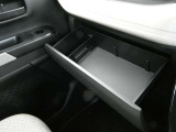 助手席側には引き出し式の小物入れが備わっています。