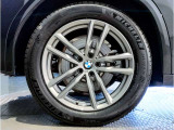 【BMWアロイホイル】軽量かつ強度に拘ったアロイホイル。走行性能ポテンシャルを引き出す設計。車の足元を引き締めてくれる大きなポイントはアロイホイルです。