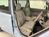 運転席と助手席です。クリーニング専門のスタッフにより隅々まできれいに仕上げております。乗り出しから気持ちよくお使いいただけます。