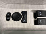 キーフリー連動で施錠時に格納します。降車の直前まで後方確認ができ、閉じ忘れも防げます。