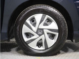 ◆純正ホイール装着車◆シンプルなデザインのホイールキャップ付きです。