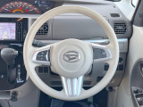 インテリアに合わせたデザインのステアリングは、運転される方のことも考え、運転しやすい形状、大きさです。是非一度、実際に触ってお確かめください。