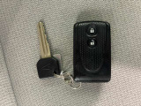 今の時代当たり前のようになってきたスマートキー、ポケットやカバンの中に入れておくだけでドアロックの開閉やエンジンスタートが簡単にできちゃいます。