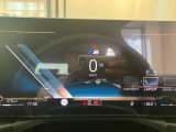 BMWのメーターパネルは選曲や、ラジオのチャンネルなども表示可能です。運転中に目線が泳ぐことなく、安全で疲れにくいです。