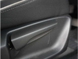 【運転席シートリフター】運転席シートリフターで座面を上げ下げできます。運転しても疲れにくい姿勢に調整できます。