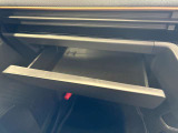 ティッシュボックスがスッポリ入るインストスライドボックスが付いています!コンパクトな軽自動車でもスッキリ整頓してドライブを楽しんでいただけますね!
