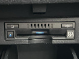 【ETC2.0(DSRC/ITSスポット)】ETCカードを挿入すれば料金所はノンストップで通過できます。ETC限定の割引や、高速道路の情報提供サービスを利用できます。