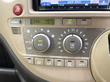 【オートエアコン】一度お好みの温度に設定すれば、車内の温度を検知し風量や温度を自動で調整。暑い&hellip;寒い&hellip;と何度もスイッチ操作をする必要はありません。快適な車内空間には必須の機能ですね♪