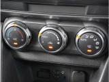 【オートエアコン】一度お好みの温度に設定すれば、車内の温度を検知し風量や温度を自動で調整。暑い&hellip;寒い&hellip;と何度もスイッチ操作をする必要はありません。快適な車内空間には必須の機能ですね。