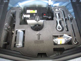 e-POWER専用バッテリーが設置されています。出先でも緊急時のパンクに対応できるパンク修理キットがあります。