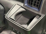 運転席側掘り込み式カップホルダー