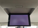 【フリップダウンモニター】大画面モニターで後席でもエンタメをお楽しみいただけます。小さなお子様にも大人気の装備です♪