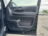 運転席ドアの内張です!使用感が少なくきれいな状態です!収納も備わっています!