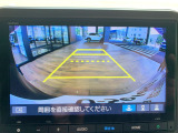 【リヤカメラ・ワイドビュー】後方を広く映し出し、左右からの接近車両や歩行者も確認しやすいビューです。