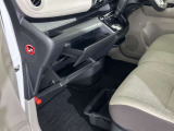 グローブボックス周り 運転席から中に収納した物をすぐに取り出せて便利です。