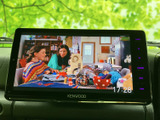 停車時に映像を楽しめるTV機能。移動時間を有効活用して、家族みんなでコンテンツを楽しめます。