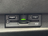 【ETC】有料道路を利用する際に料金所で停止することなく通過できる、ETC車載器(ノンストップ自動料金収受システム機器)が装備されています。セットアップを行うことで利用可能になります。