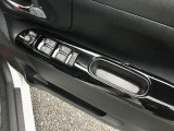 パワーウィンドウのスイッチですよ。運転席に居ながら窓を開け閉めのコントロールできますよ!ロック機能で、子供がイタズラして窓を開けるという事もなくなります!