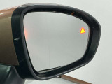 【後側方車両検知警報】後側方を走行する車両を検知すると、サイドミラー周辺のランプが点灯します。ウィンカーを操作すると、音とともにサイドミラー周辺のインジケーターが点滅し警告します。