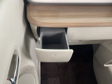 助手席側に便利な収納式ドリンクホルダー。