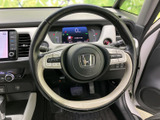 握りやすく操作しやすいステアリング。快適なドライビングポジションを保ち、長距離運転も疲れにくい設計です。