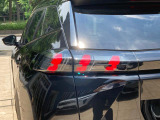 テールランプはライオンの爪あとをイメージさせるデザインです。LEDのコンビネーションランプで、おしゃれさを演出いたします