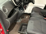 靴や小物を収納できる便利な助手席シートアンダーBOX