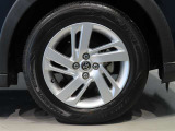 純正のアルミホイール装着車です。タイヤサイズは195/65R16です。