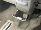 ちょっとしたところは収納ボックスにもなっています。車内はサイズも決まっているので、収納が少ないと思っているアナタ!ご安心ください。さまざまなところに収納が隠れているんです♪