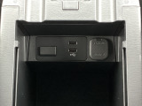 USB端子&times;2つき!スマホの充電に便利です♪