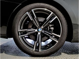 【BMWアロイホイル】軽量かつ強度に拘ったアロイホイル。走行性能ポテンシャルを引き出す設計。車の足元を引き締めてくれる大きなポイントはアロイホイルです。