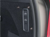 オートレベライザーは走行中に車両のサスペンションと衝撃吸収特性を自動的に制御して、快適性と機能性を最適な状態に保ちます。荷積みや乗り降りをしやすくするために、手動で車高を調節することもできます。