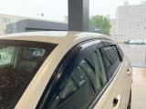 【ドアバイザー】雨の日でも窓を少し開けて換気可能。車内を快適に保ち、日常の使用も安心です。